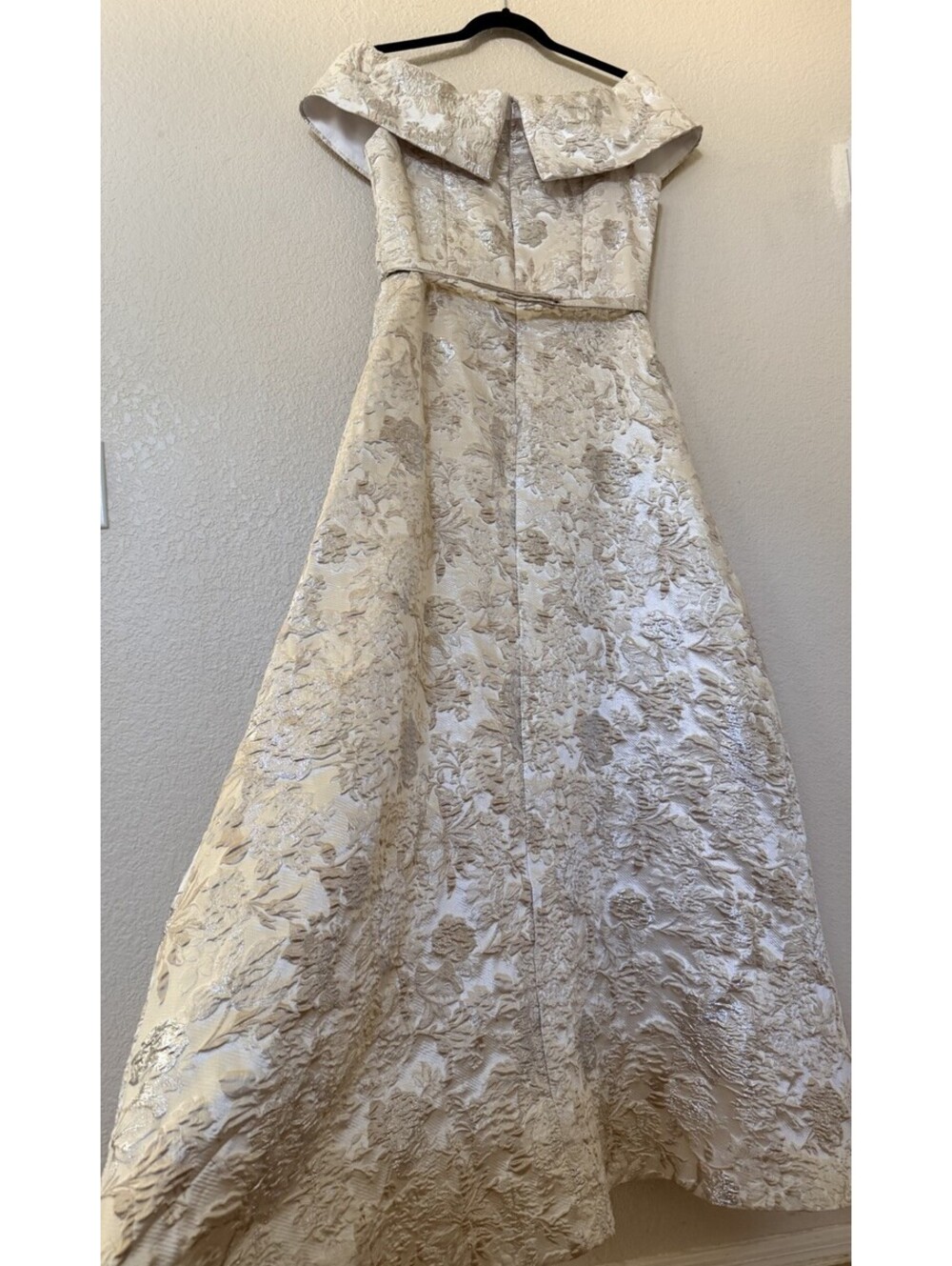 New Xscape Metallic Floral Brocade Off Shoulder Gown In Champagne Sz 8 $225 - Picture 8 of 10